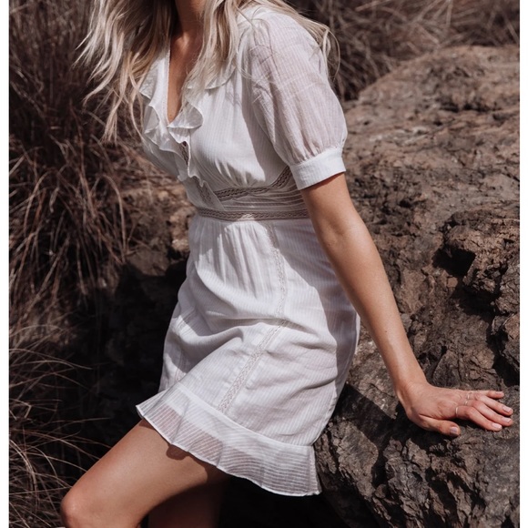 Astr The Label Size S Short Sleeve Mini Dress with Ruffle Trim & V-Neckline NWOT - Picture 3 of 10